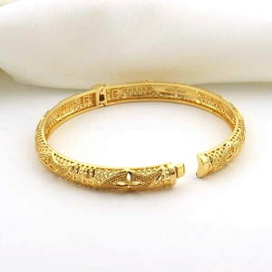 Dettaglio del bracciale filigranato placcato oro 18k con design a fiori traforati e chiusura