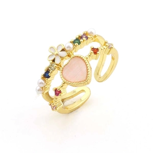 Détail d'une bague double couche plaquée or avec zircons colorés et gemme de cœur rose