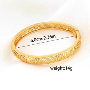 Detailansicht eines 24K vergoldeten Armbands mit Gitterstruktur und 6,0 cm Durchmesser
