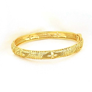 Dettaglio del motivo floreale traforato sul bracciale placcato oro 18k con trama opaca