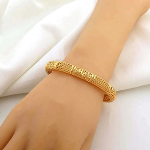 Geometrischer 24K vergoldeter Armreif mit hohlem Blumendesign für einen Luxus-Look