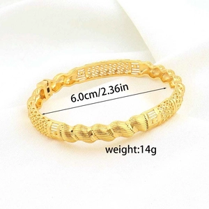 Detailweergave van 18K vergulde holle twist armband met 6,0 cm diameter afmetingen