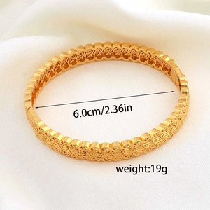 Dettaglio del bracciale traforato placcato oro 24 carati con motivi geometrici e diametro 6,0cm