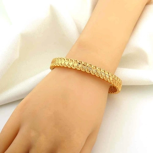 Elegante bracciale rigido placcato oro 24K con trama intrecciata e design traforato
