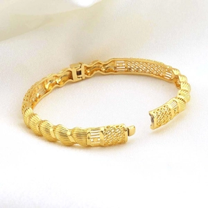 Gedetailleerd macro-zicht van 18K vergulde gedraaide armband met een holle textuur