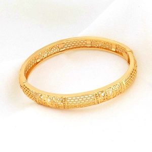 Detailaufnahme des 24K vergoldeten Armreifs mit hohlen geometrischen Blumenmustern
