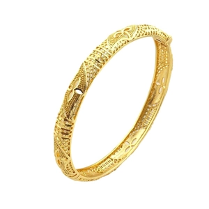 Elegante bracciale rigido placcato oro 18k con intricati motivi floreali a rombi traforati