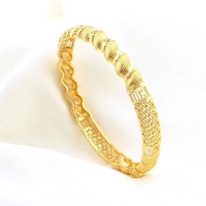 Luxe 18K vergulde holle gedraaide armband met verfijnde geometrische en gaasstructuren