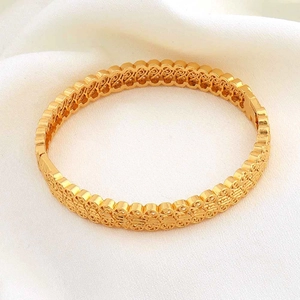 Primo piano dettagliato del bracciale placcato oro 24K con intricati motivi vintage