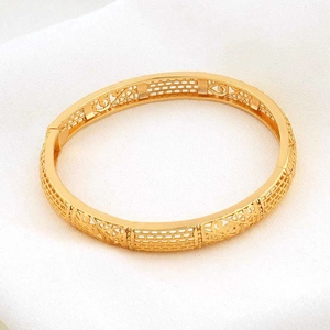 Eleganter 24K vergoldeter geometrischer Armreif mit hohlem Blumenmuster