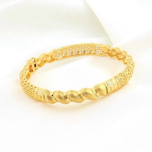Elegante 18K vergulde holle gedraaide armband met golfpatroon op witte zijden achtergrond