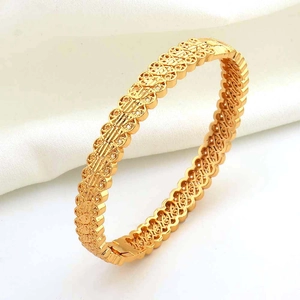 Elegante bracciale rigido placcato oro 24K con motivo floreale traforato e chiusura donna