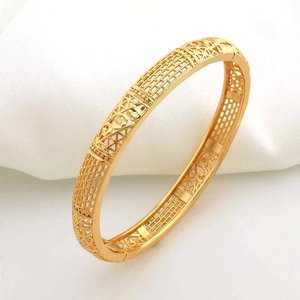 Nahaufnahme des 24K vergoldeten Armreifs mit filigranen Mustern und Gitterdesign