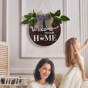 Ρουστίκ ξύλινη επιγραφή Welcome To Our Home με χιονάνθρωπο και διακοσμητικά φύλλα