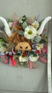 Detail of 50cm Highland Cow spring wreath with daisies, lavender, and burlap bows