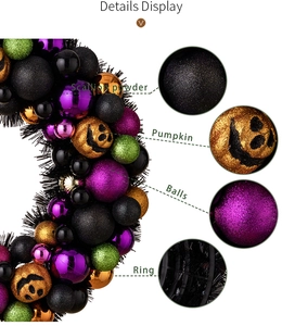 Dettagli della ghirlanda di Halloween con zucca glitterata, palline viola e base nera