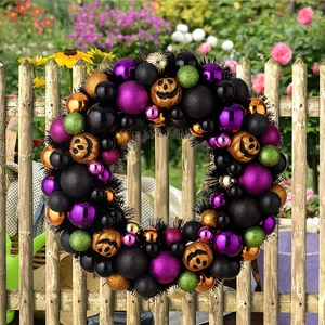 Dettaglio della ghirlanda di Halloween con ornamenti colorati su recinzione in legno