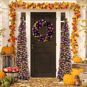 Dettaglio della ghirlanda di Halloween e alberi di ghirlanda con decorazioni di zucca