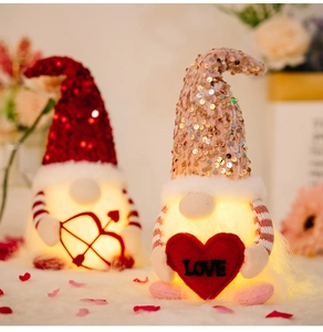 Detail leuchtende Valentinstag Wichtel mit rotem Herz und Pailletten auf Pelzuntergrund