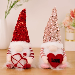 Beleuchtete Valentinstag Gnomes mit Pailletten und Herzen für die Festtagsdekoration