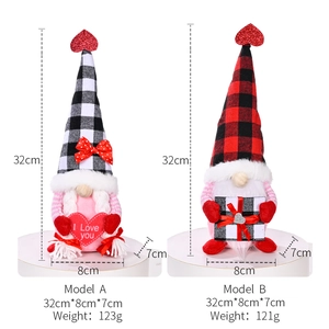Paire de nains en peluche de la Saint-Valentin avec bonnets rouges et motifs à carreaux