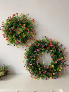 Détail de deux couronnes de fleurs de printemps colorées sur un fond blanc épuré