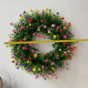 Vue détaillée d'une couronne de fleurs artificielles avec mesure du diamètre de 45 cm