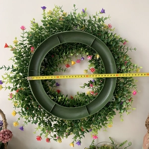 Détail d'une couronne de fleurs printanières avec mesure du diamètre extérieur de 40 cm