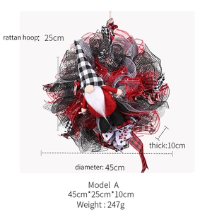 Detail van de kerstkrans met kabouter inclusief afmeting 45cm en gewicht 247g op wit veld