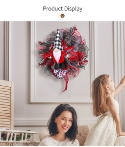 Kerstkrans met Zweedse kabouter, rood en zwart gaas en feestelijke linten decoratie