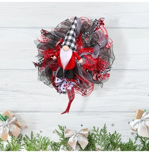 Gedetailleerde kerstkrans met een kabouter en geruite linten voor feestelijke decor