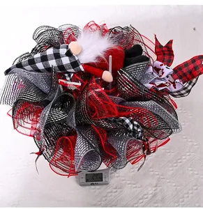 Gewichtsmeting van 247g voor de kerst deco mesh kabouter krans als decoratie