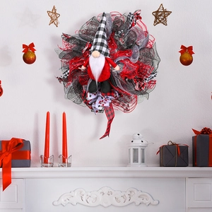 Kerst gnome krans met zwart-witte geruite hoed op een feestelijke open haard achtergrond