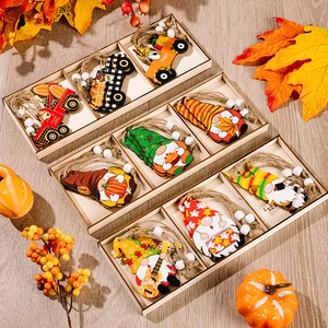 9-teiliges Set herbstlicher Zwergen-Anhänger aus Holz in einer rustikalen Box