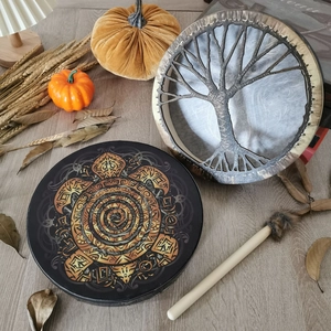 Detailansicht der Schamanentrommeln mit Lebensbaum und Schildkröten-Motiven