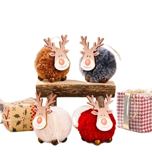 Lot de 4 ornements de Noël renne en peluche, coloris rouge, blanc, gris et marron foncé