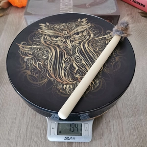 Detailansicht der Gewichtsmessung von 194,1 g für die Eulen-Schamanentrommel mit Schlägel