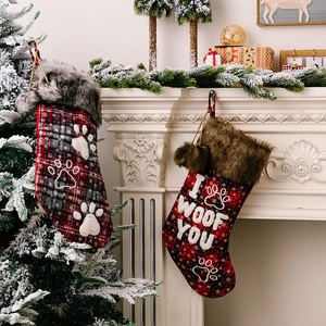 Calze di Natale a quadri con bordi in ecopelliccia per regali festivi per animali