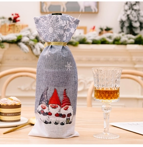 Detail van kerst gnome wijnfleshoezen gemaakt van linnen met gouden linten
