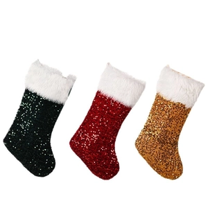 Trois grandes chaussettes de Noël à paillettes en vert foncé, rouge vin et or avec peluche