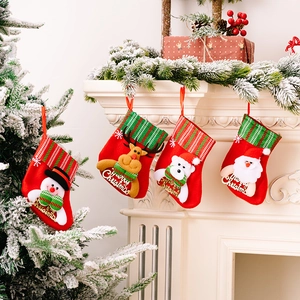 Lot de 4 chaussettes de Noël avec Père Noël 3D, Bonhomme de neige, Renne et Ours au foyer