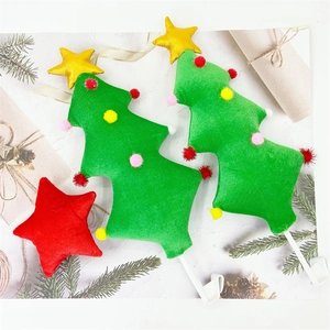 Décoration de voiture de Noël avec sapins en feutre vert et étoile rouge sur fond festif