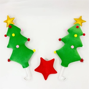 Détail de décoration de voiture sapin de Noël vert en peluche avec pompons colorés