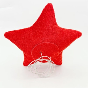 Gros plan d'une étoile de Noël en peluche rouge avec base en spirale argentée pour sapin