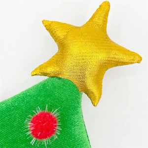 Détail macro de décoration de voiture sapin de Noël avec étoile dorée et pompon rouge