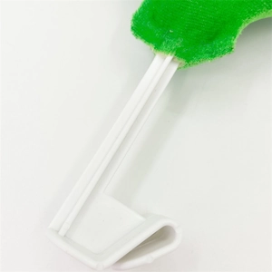 Détail macro de décoration de voiture de Noël avec sapin en feutre vert sur support blanc