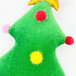 Détail de décoration de voiture en peluche sapin de Noël avec pompons colorés