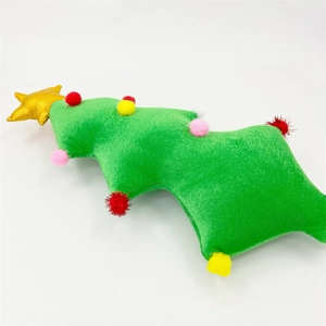 Détail de décoration de voiture sapin de Noël en peluche avec pompons et étoile dorée