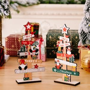 Décoration de table sapin de Noël en bois avec nains et Père Noël sur surface bois