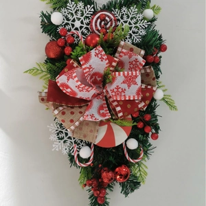 Weihnachts-Türhänger mit Zuckerstangen, roten Kugeln und Schleife für die Wanddekoration